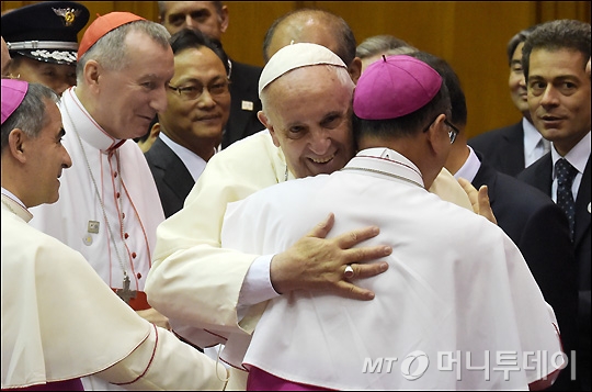 [사진]포옹하는 프란치스코 교황