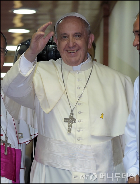[사진]노란리본 가슴에 달고 출국하는 프란치스코 교황