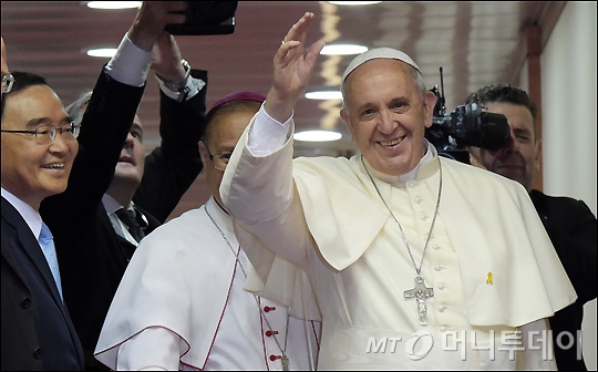 [사진]낮을 곳을 밝히고 떠나는 프란치스코 교황