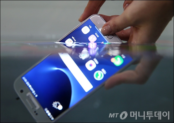 [사진]방수기능 강화된 갤럭시 S7