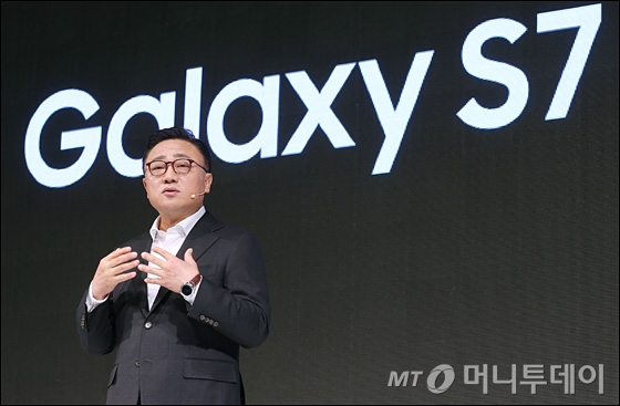 [사진]갤럭시 S7 설명하는 고동진 삼성전자 사장