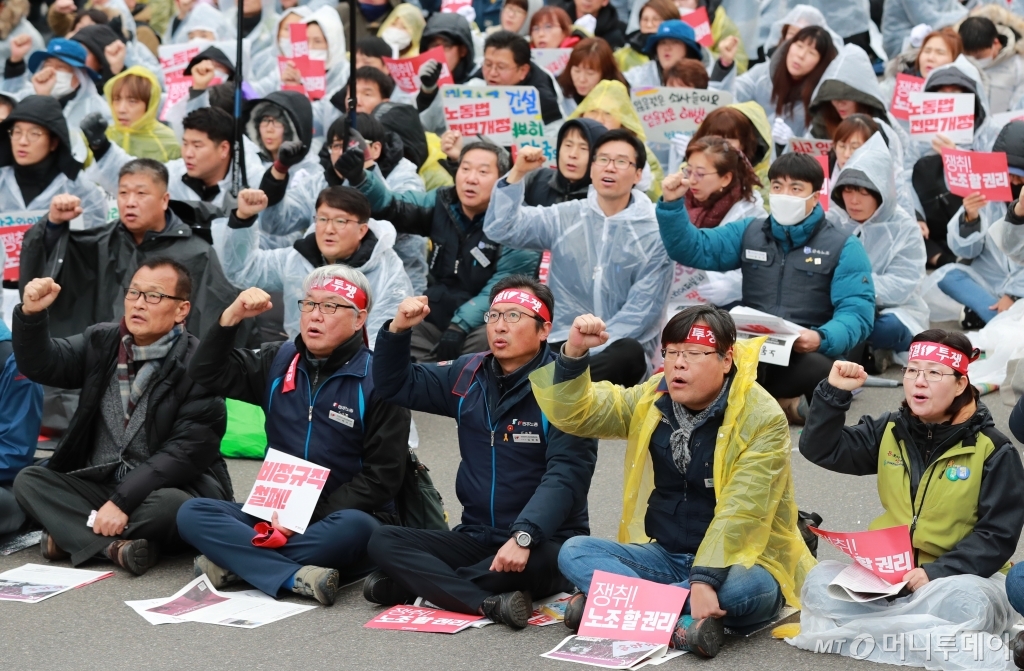 [사진]구호 외치는 민주노총