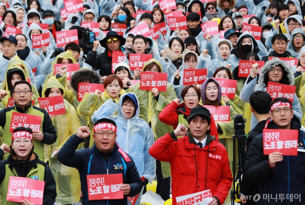 [사진]구호 외치는 민주노총