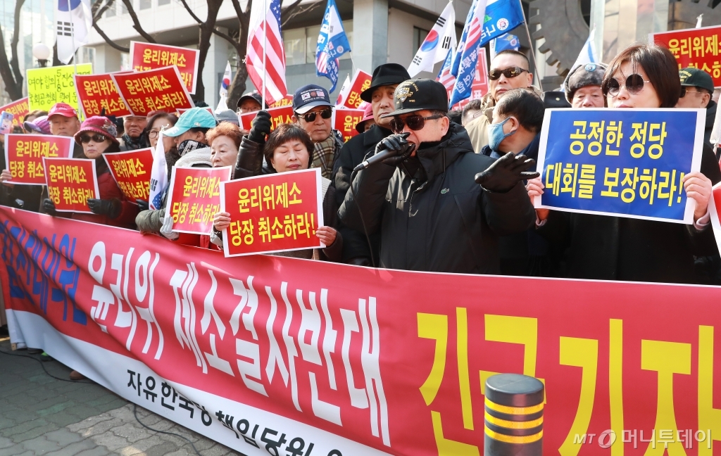 [사진]김진태 윤리위 제소 반대 집회 참석한 지만원