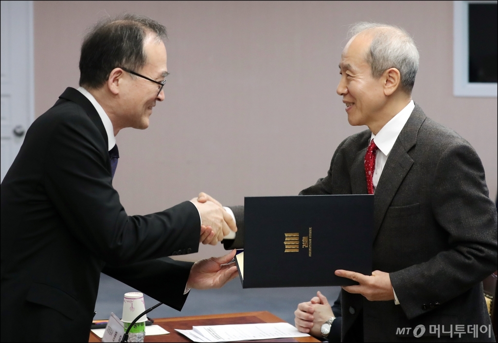 [사진]위촉장 전달하는 문무일 총장