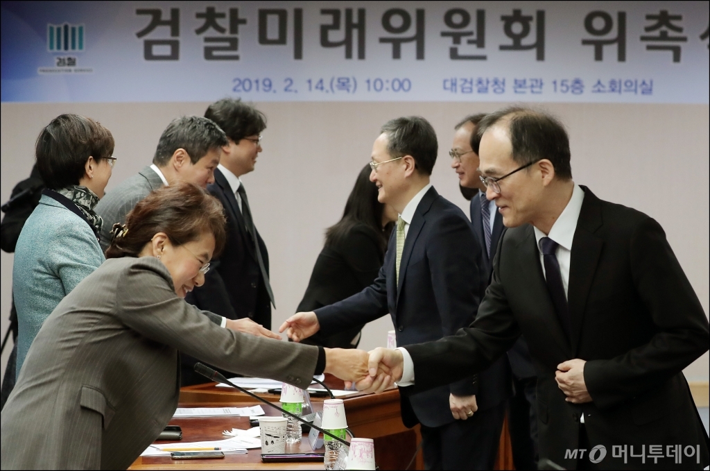 [사진]검찰미래위원회 위원들과 인사 나누는 문무일 총장