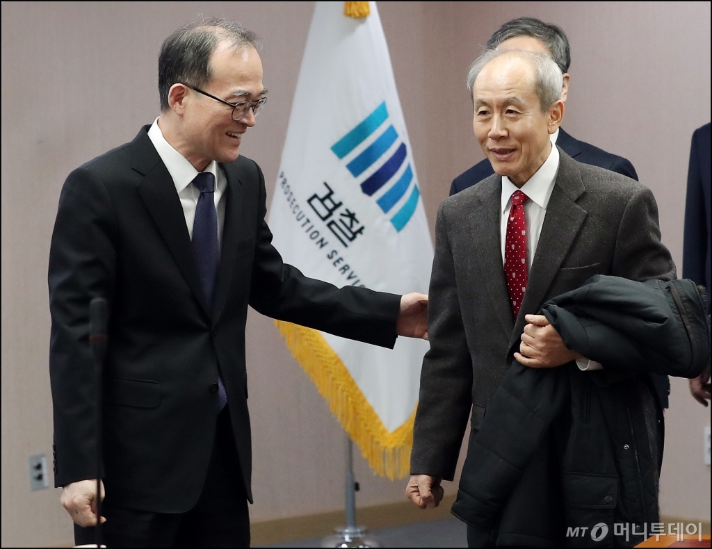 [사진]검찰미래위원회 발족식 참석하는 문무일-윤성식