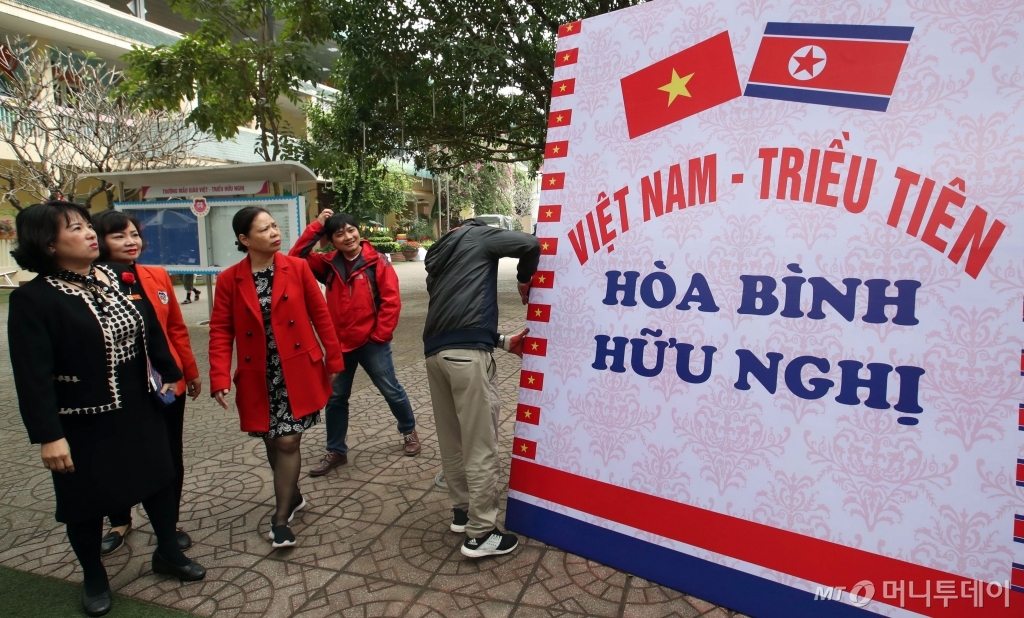 [사진]베트남 우정유치원 '북 방문단 방문 준비'