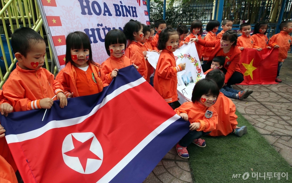 [사진]인공기 들고 있는 우정유치원 아이들