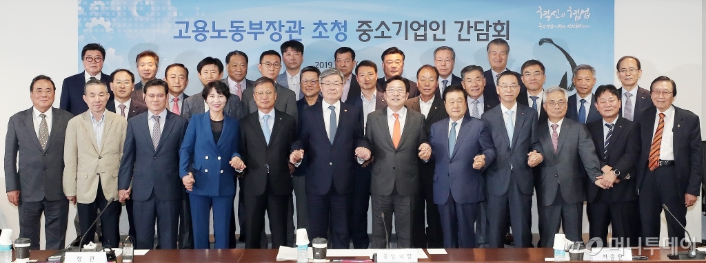 [사진]중소기업인들과 손 잡은 이재갑 장관