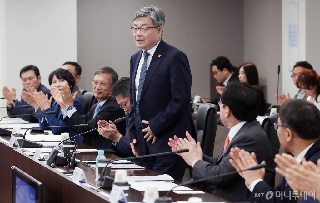 [사진]인사하는 이재갑 고용노동부 장관