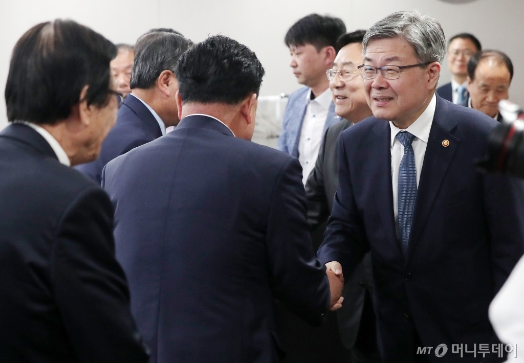 [사진]중소기업인들과 악수하는 이재갑 장관