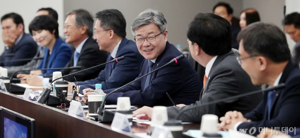 [사진]인사말하는 이재갑 장관