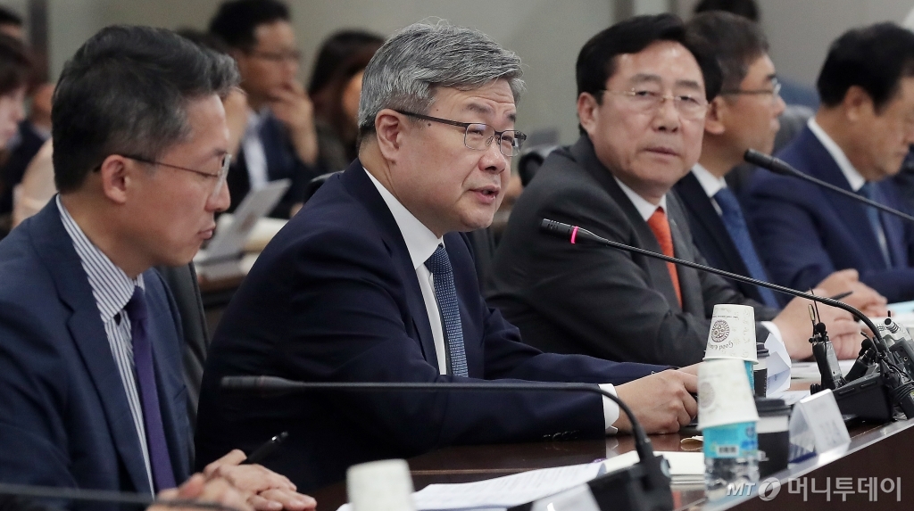 [사진]중소기업인 간담회 참석한 이재갑 장관