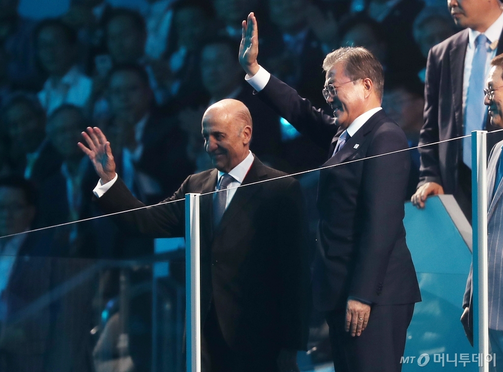 [사진]인사하는 FINA 회장-문재인 대통령
