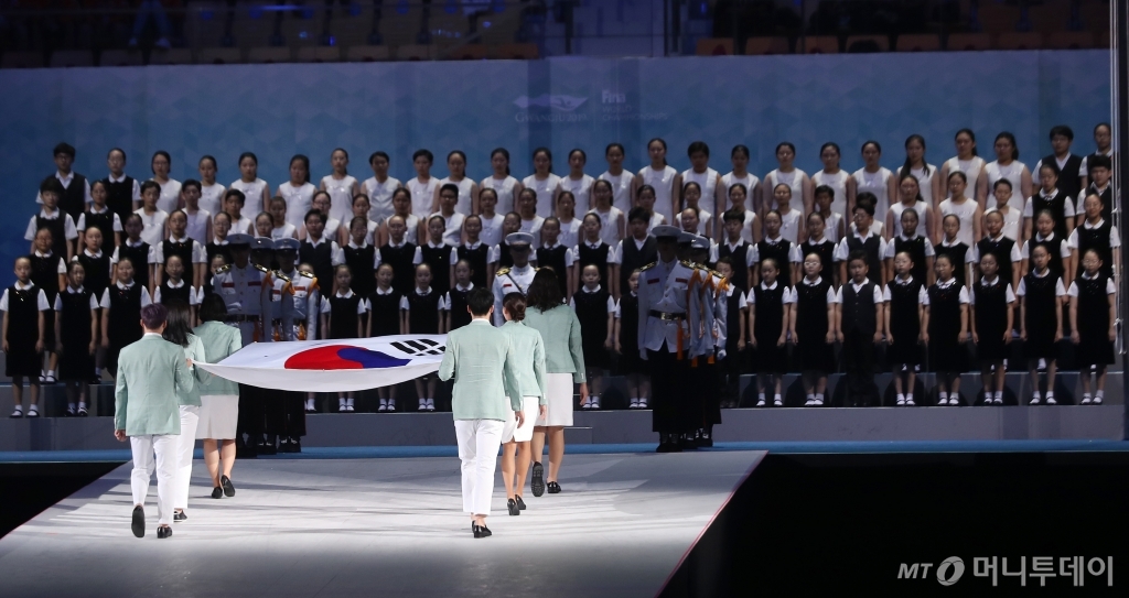 [사진]태극기 들어서는 세계수영선수권대회