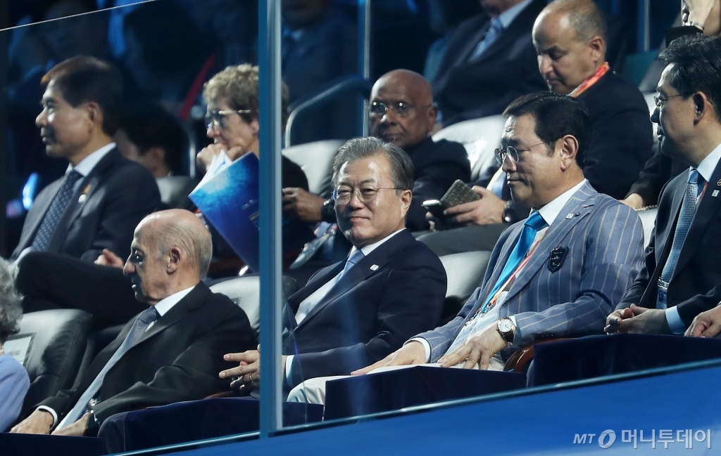 [사진]개회식 감상하는 문재인 대통령