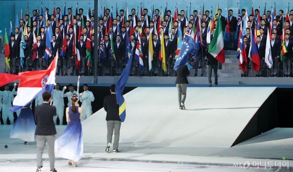 [사진]입장하는 참가국 기수단