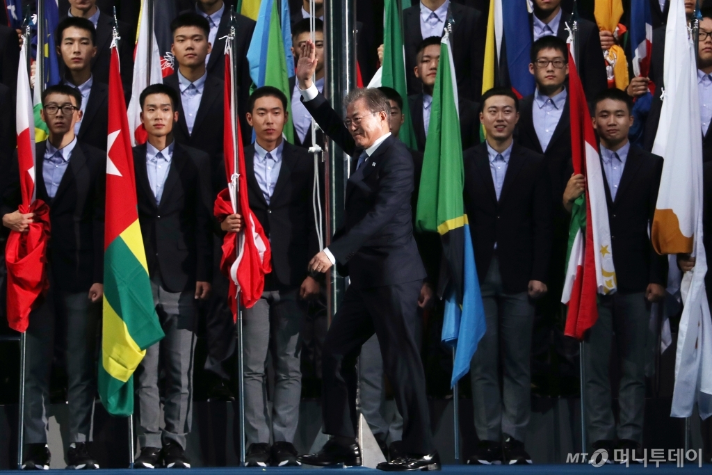 [사진]시민들에게 인사하는 문재인 대통령