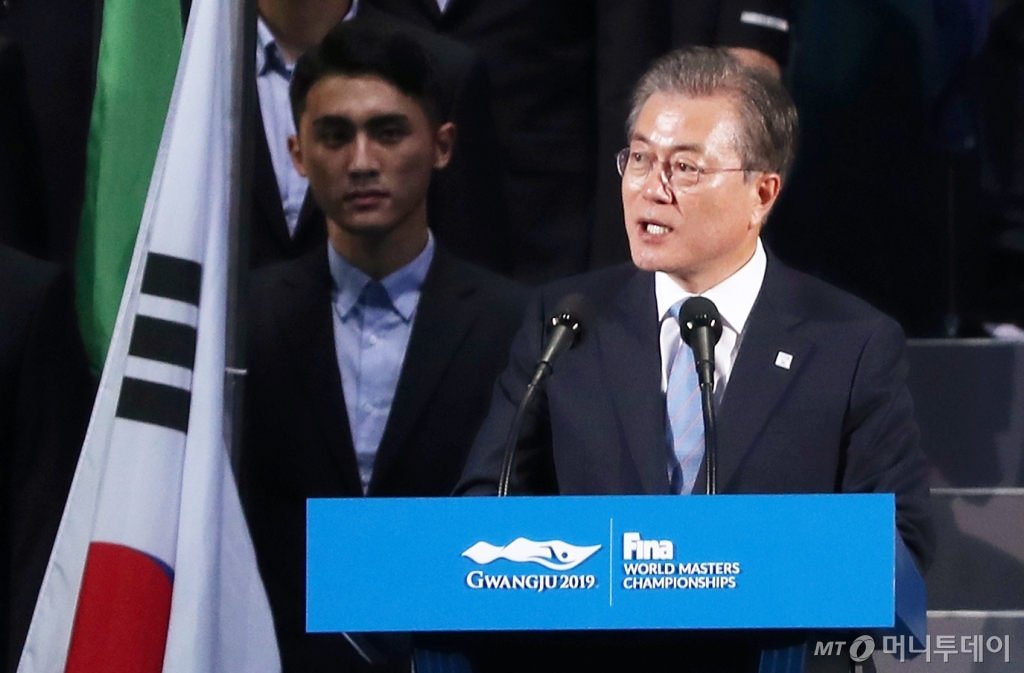 [사진]개회선언하는 문재인 대통령