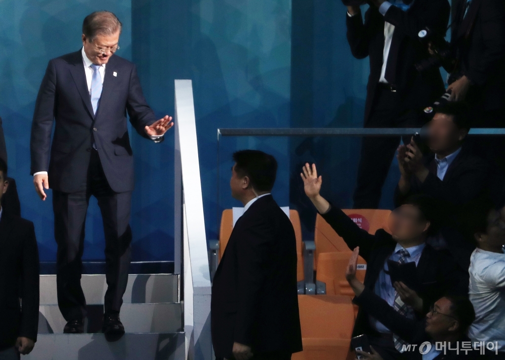 [사진]광주 시민들과 인사하는 문재인 대통령