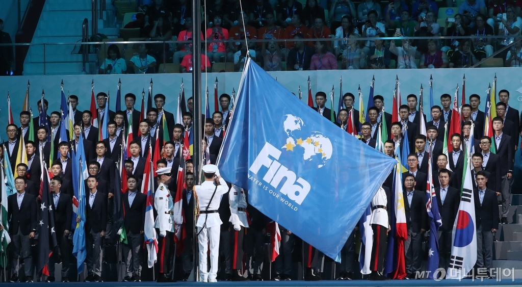 [사진]높이 오르는 FINA 대회기
