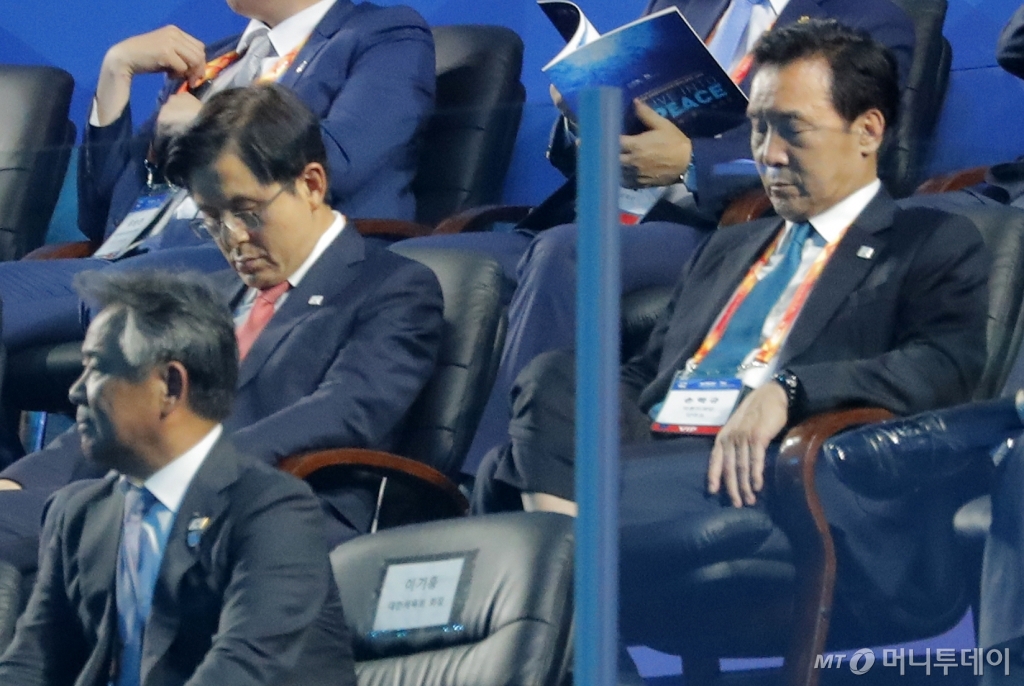 [사진]눈 감은 황교안-손학규