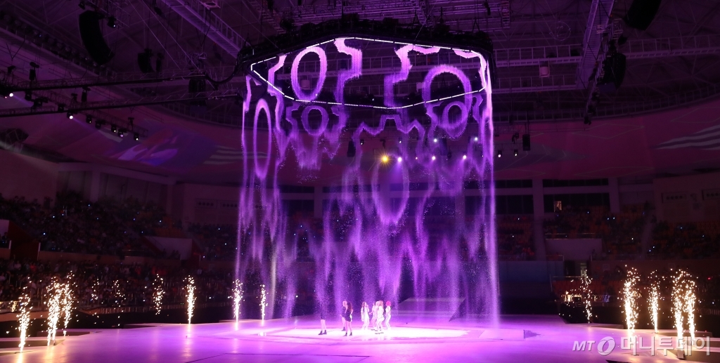 [사진]물의 환희 공연 하는 모모랜드