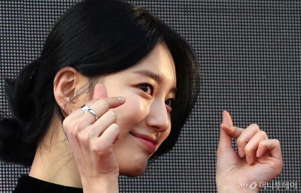 [사진]수지 '하트하트'