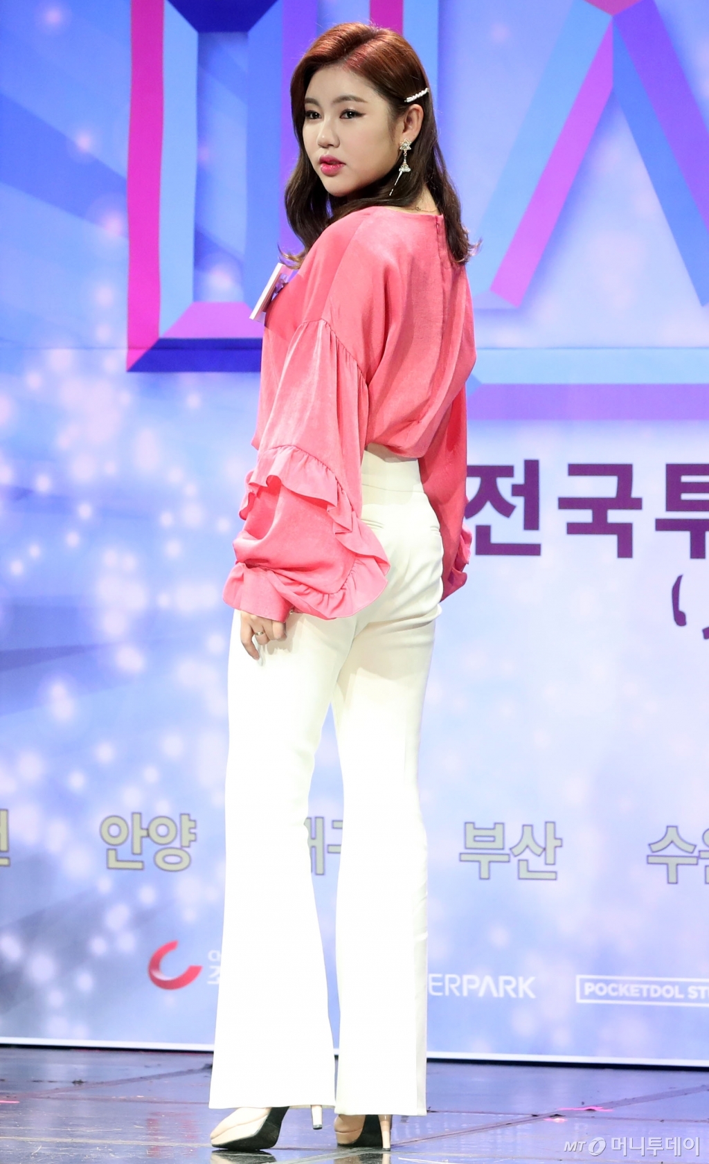 [사진]송가인 '시선사로잡는 뒤태'