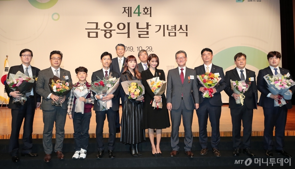 [사진]홍진영-신민아와 기념촬영하는 은성수-윤석헌