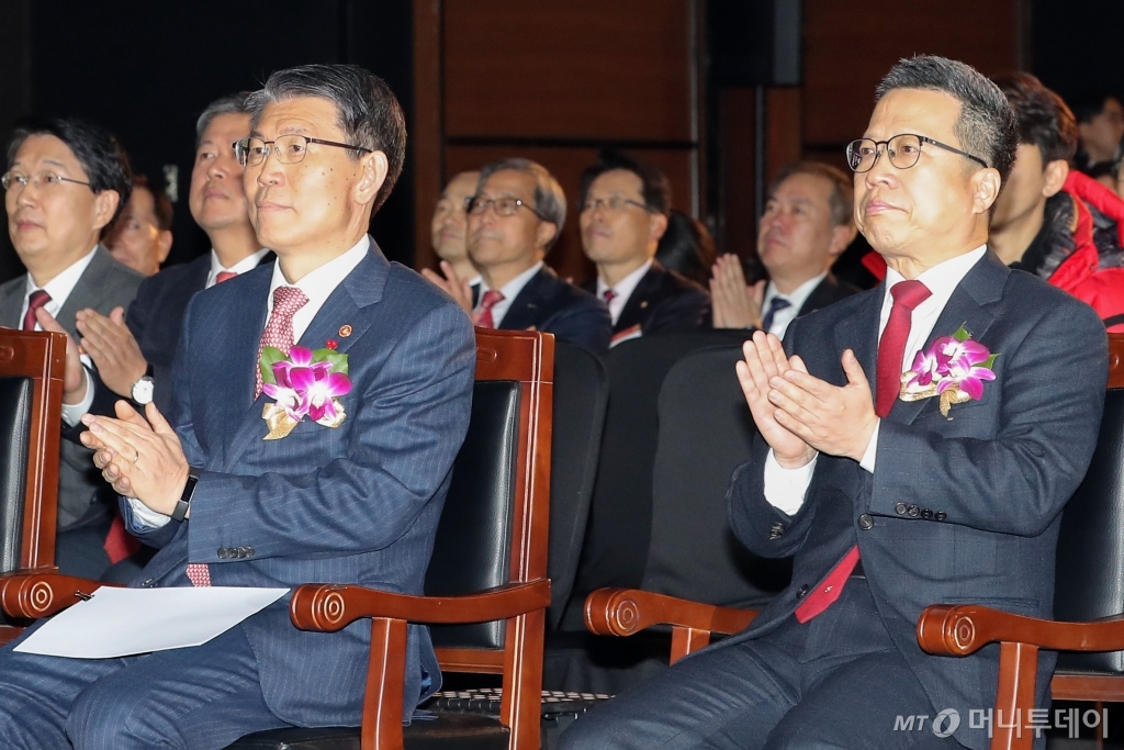 [사진]박수치는 은성수 금융위원장-정지원 이사장