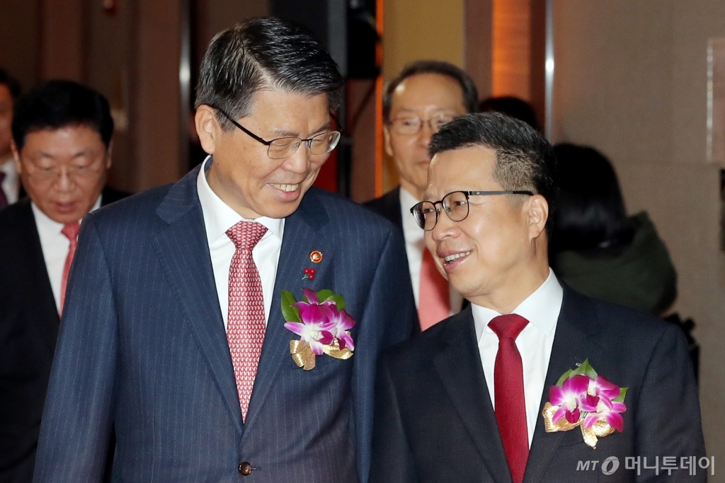 [사진]이야기하는 은성수-정지원