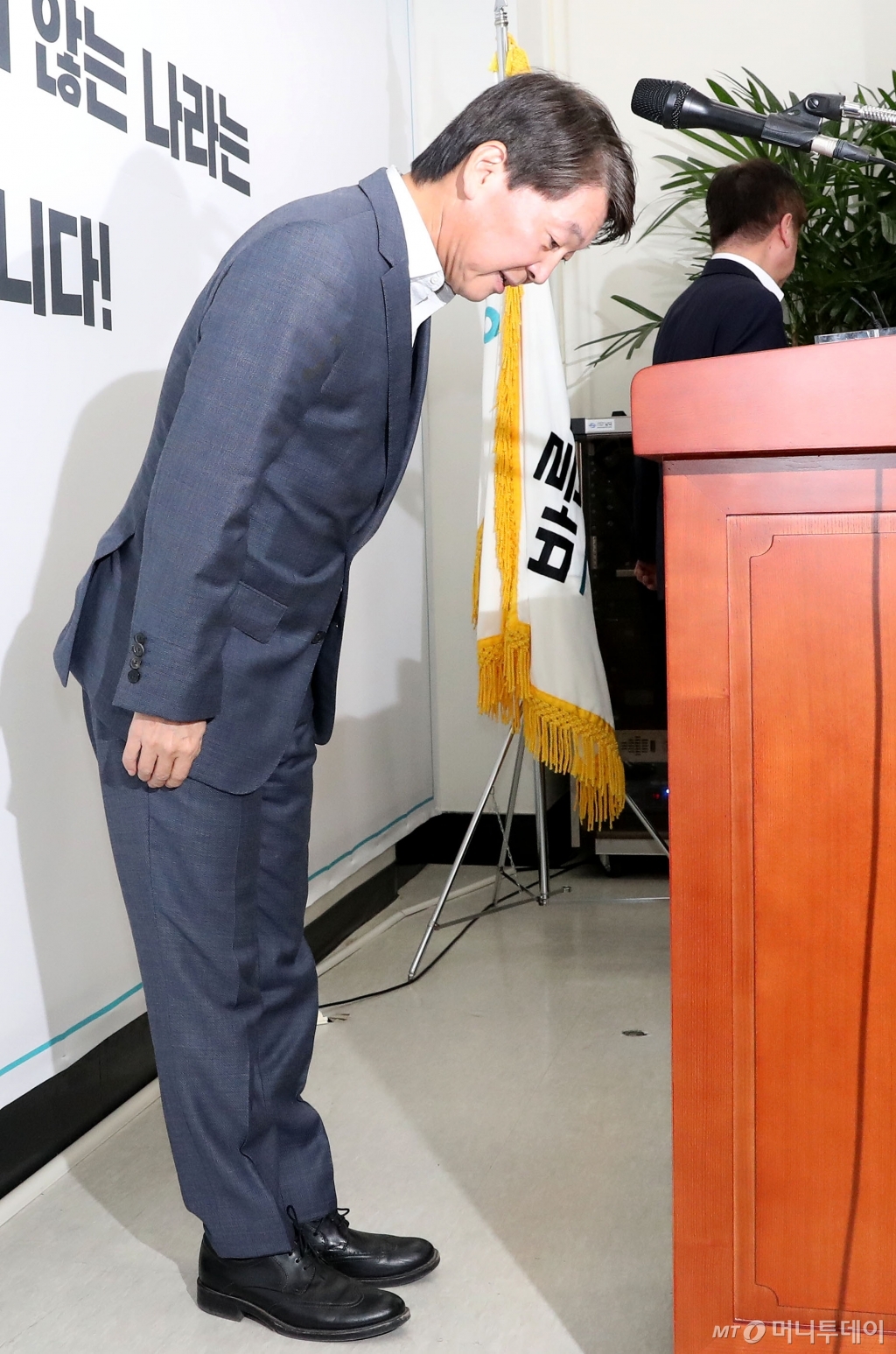 [사진]고개 숙여 인사하는 안철수