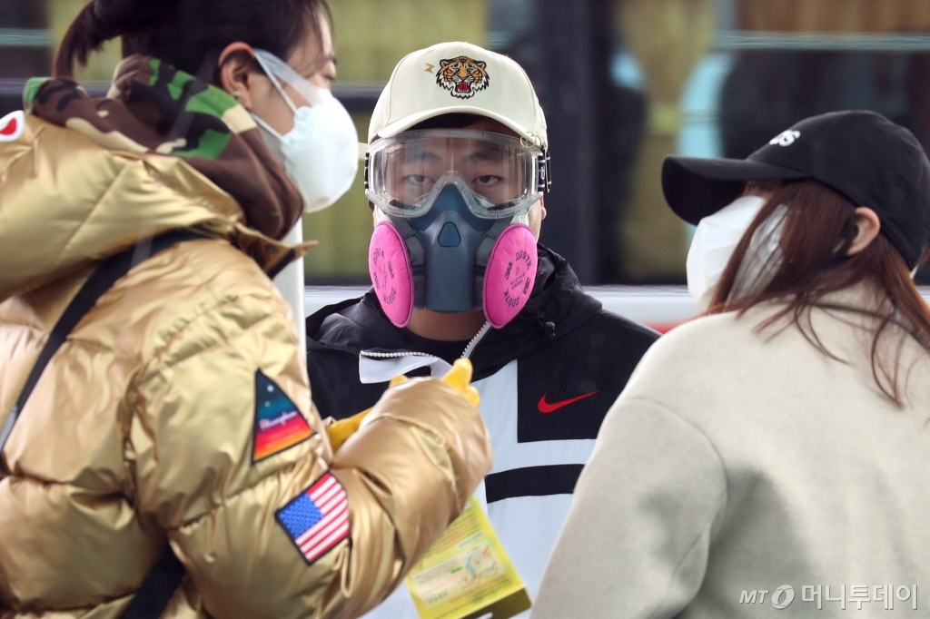 [사진]코로나19 감염 방지 위한 고글과 방독면