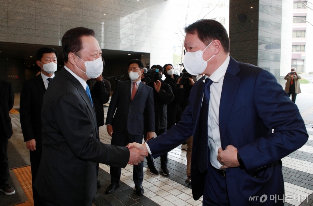 [사진]악수하는 박용만-최태원