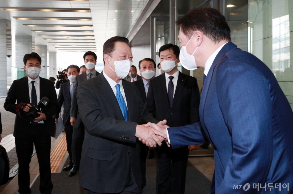 [사진]박용만 전 회장 배웅하는 최태원 신임 회장