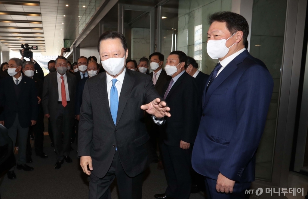 [사진]손 흔들며 떠나는 박용만 전 회장