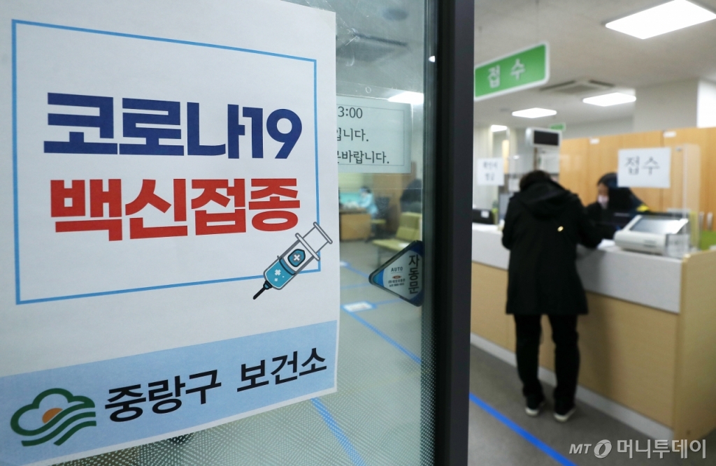 [사진]'혈전 논란' 미뤄졌던 AZ백신 접종 재개