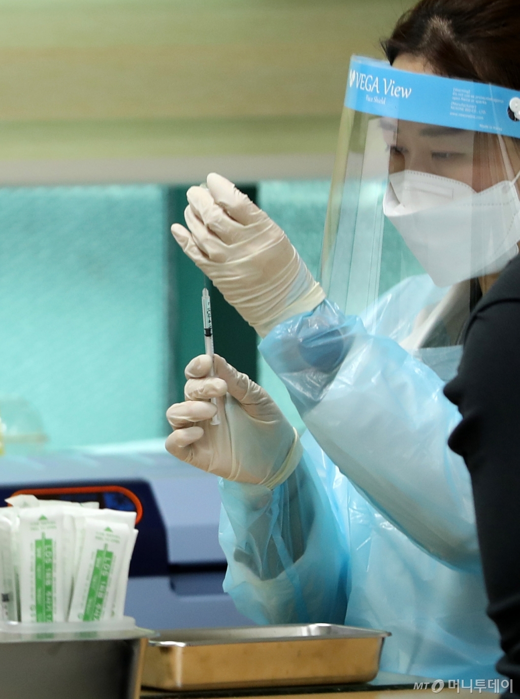 [사진]'AZ 백신' 접종 준비하는 의료진