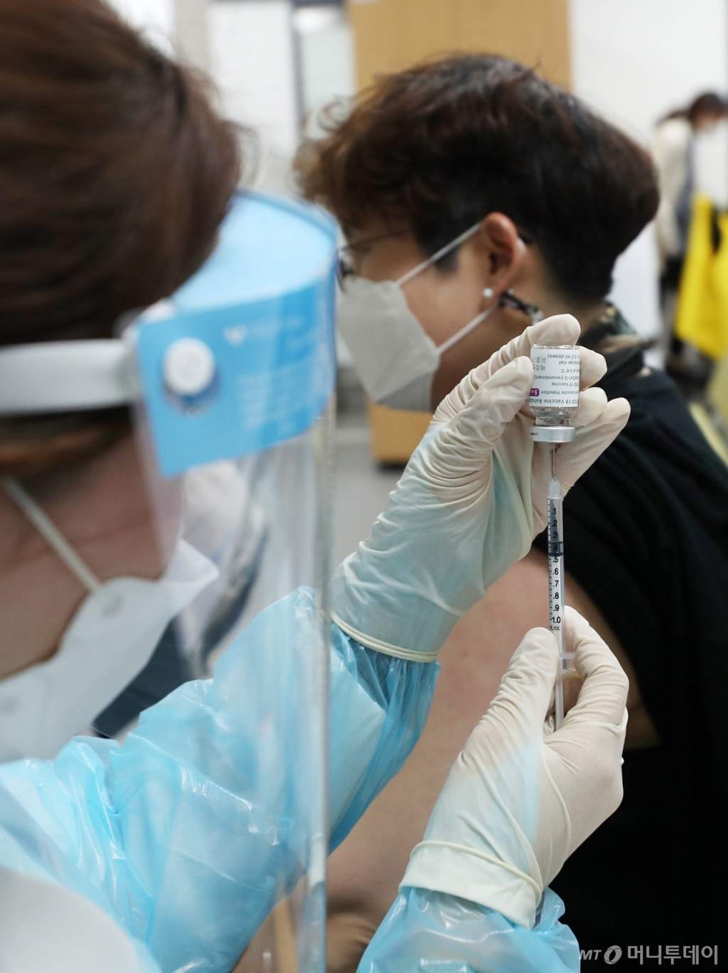 [사진]특수-보건교사 등 AZ 백신 접종 재개