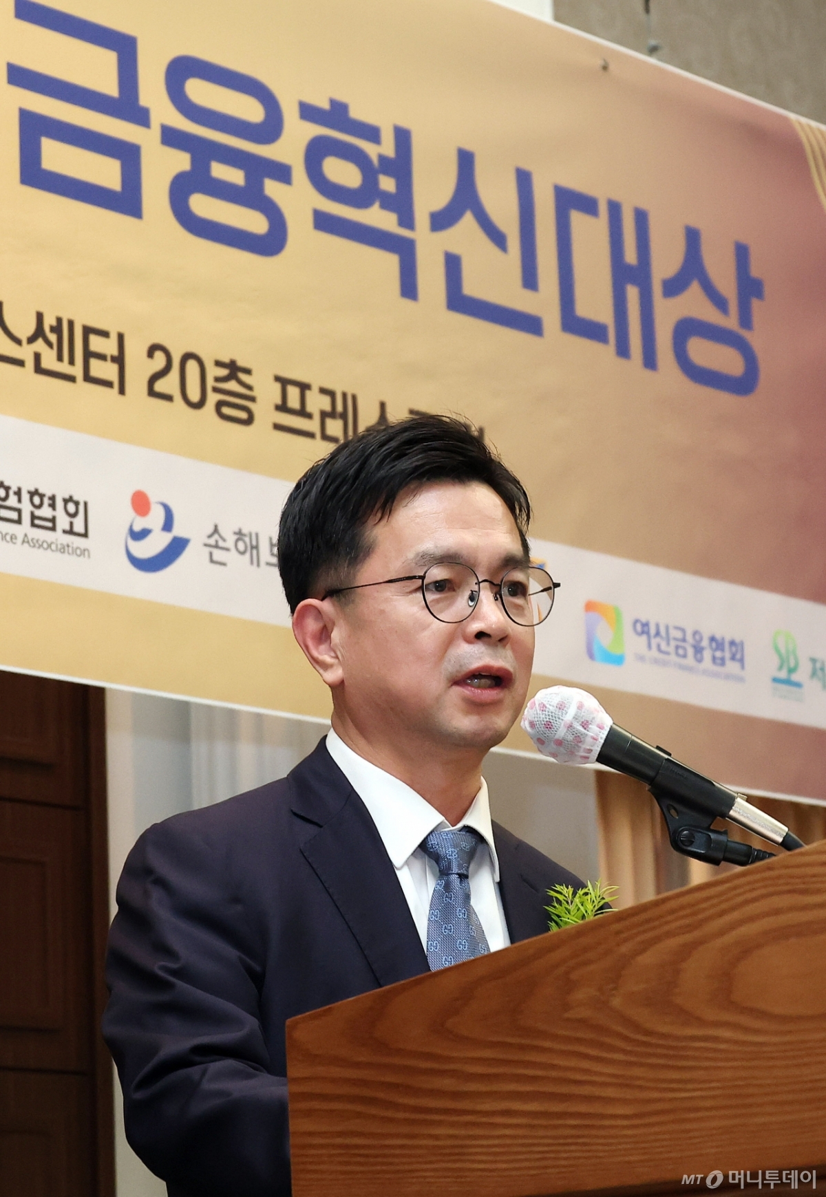 [사진]'금융혁신대상' 축사하는 신진창 사무처장