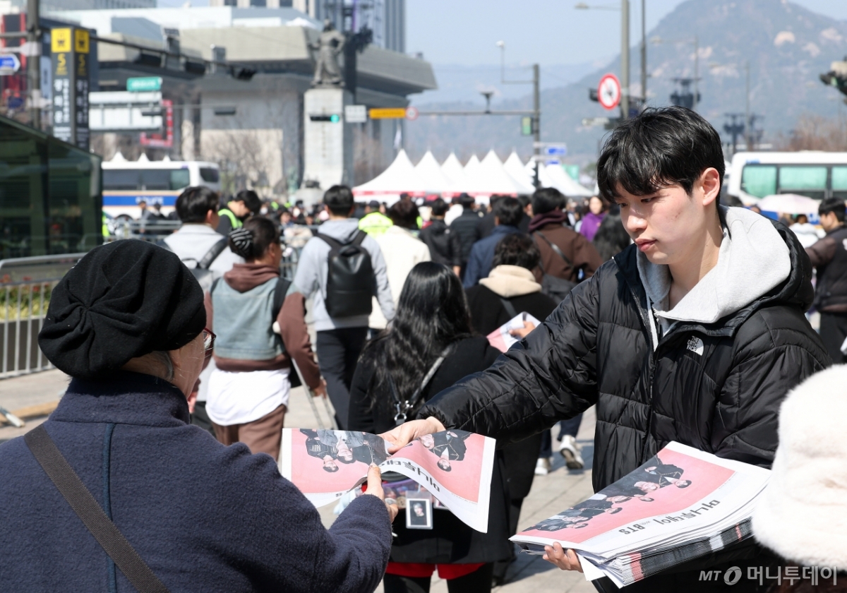 [사진]'BTS 컴백' 호외는 굿즈!