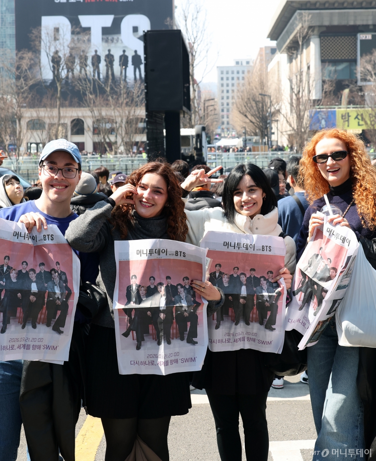 [사진]'머니투데이 with BTS' 호외 보면서 공연 기다려요!