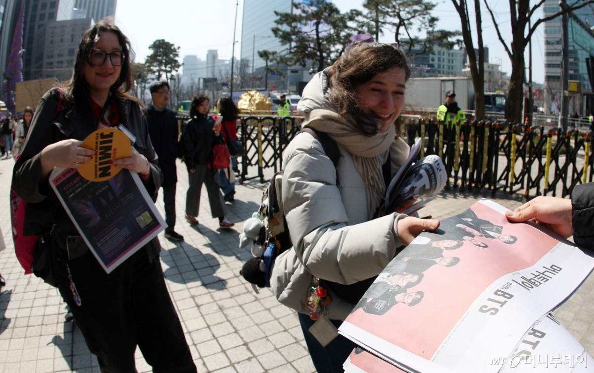 [사진]'머니투데이 with BTS' 호외 좋아요!