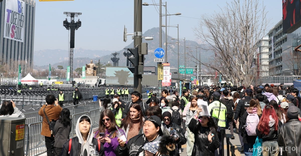 [사진]'BTS 컴백' 북적대는 광화문 일대