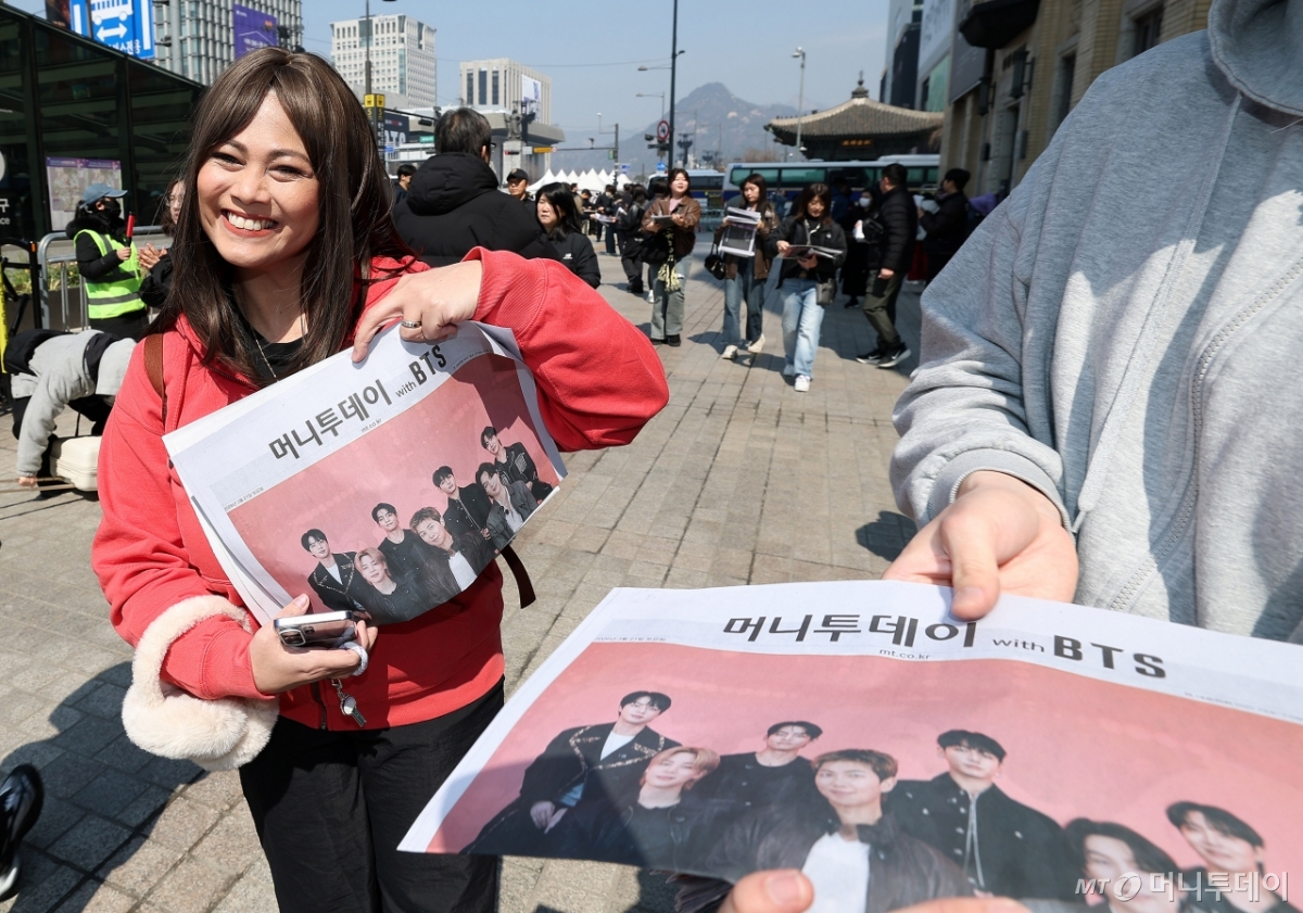 [사진]'머니투데이 with BTS' 호외 들고!