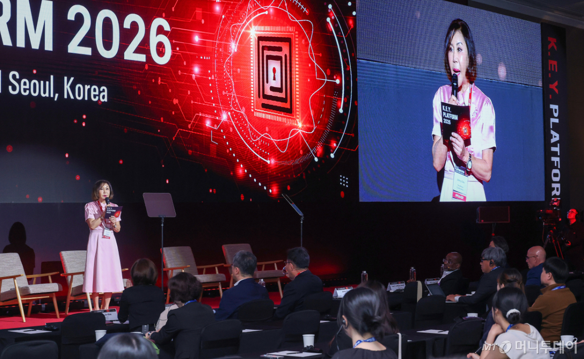 [사진]환영사 하는 제니 주 코리아콘퍼런스 회장