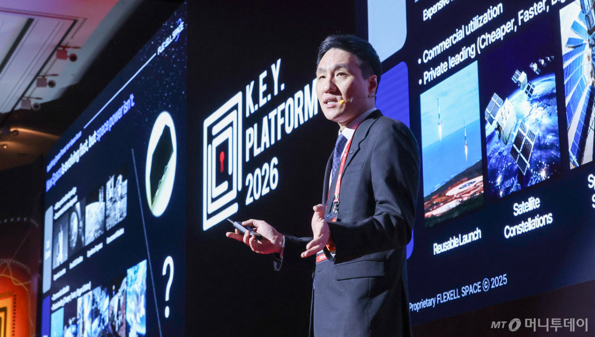 [사진]'우주포럼' 우주 태양전지 소개하는 안태훈 대표