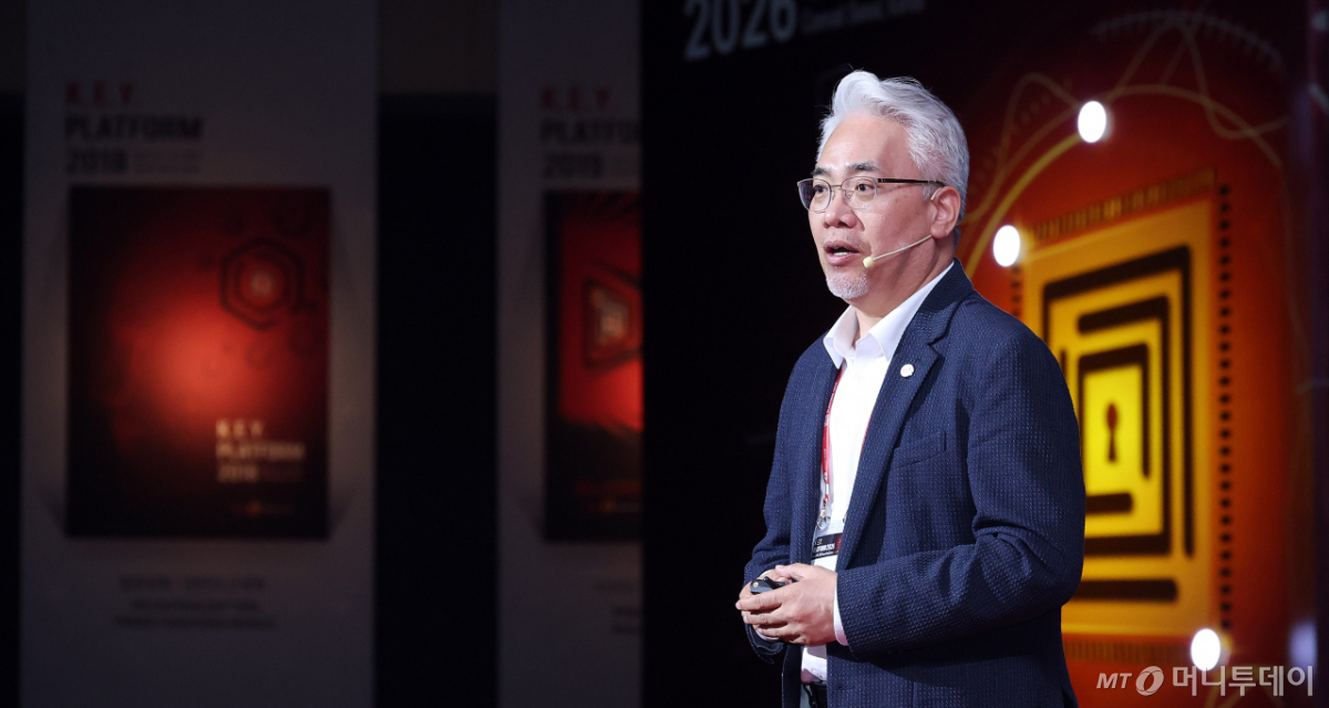 [사진]'K-우주포럼' 위성 광통신 소개하는 이형권 대표